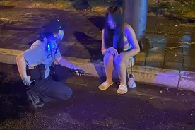 女孩深夜蹲在草丛流泪，民警姐姐一路暖心陪伴图片