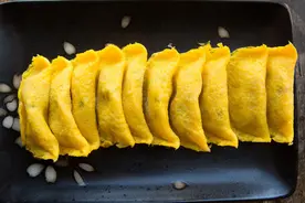 做蛋饺，一个平底锅就搞定，色泽金黄，口感鲜香，寓意财源广进图片