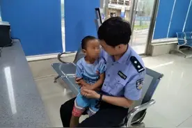 黄石一粗心爸爸游乐园里“弄丢”孩子 暖心民警当“临时奶爸”送其回家图片