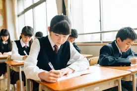 一边生源不足关学校，一边为上好大学不睡觉，日韩内卷从娃娃抓起图片