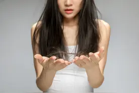 女性经常掉头发，可能是缺少这4种营养，需要适当补充图片