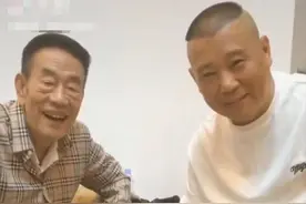 郭德纲带西瓜看望杨少华，弯腰低头显谦卑，杨议吞云吐雾架势足图片