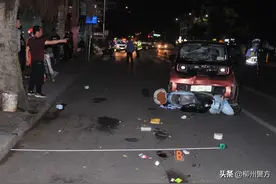 责任怎么定？电动自行车过斑马线被小汽车撞倒后推行数米远~图片
