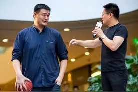 这不是P图 NBA球星的手就有这么夸张！奥尼尔喝水如喝口服液图片