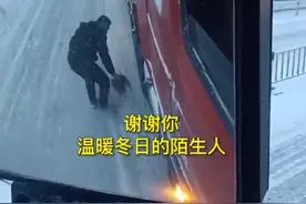 大货车上坡打滑小伙拔草相助图片