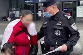 盲人母女火车站迷路 民警：我来做你的眼图片