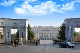 黄冈师范学院——厚德、博学、力行、致远图片