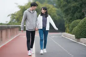 女人到中年，根本没有爱情，希望聪明的你早点懂图片