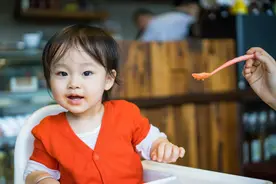 宝宝长牙就能吃“大人饭”？还没到这个年龄，最好规规矩矩吃辅食图片