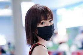 毛晓彤剧外真敢穿，黑吊带搭配牛仔裤又纯又撩，身材好到让人意外图片