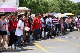 高考“陪考假”体现人性化关爱图片