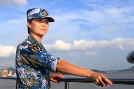 中国海军首位女舰长的开挂人生：入职过华为、得过选美比赛十佳，34岁博士毕业拒绝百万年薪自荐入伍图片