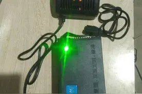 电动车充电一直不跳绿灯，为啥拔掉再插才会变绿灯？今天才知道图片