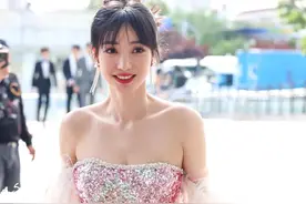 柳岩和王李丹妮，两大性感女神，哪位你更喜欢？图片