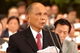 同样是名门望族，霍家父子可以在大厅吃饭，李嘉诚却需要前呼后拥图片