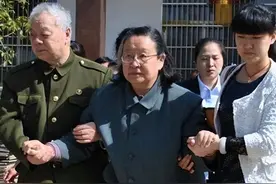 1984年，李讷回韶山，跪在田埂上痛哭：爸爸，我想你了图片