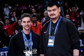 拉风！姚明带5名保镖悉尼出街，2米26巨人引女球迷惊呼：我的妈呀图片