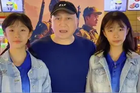 汤镇业晒14岁双胞胎女儿走秀照，大露长腿满脸自信，越大越像母亲图片
