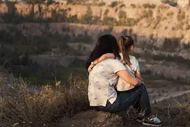 五年级的女儿在课上尿裤子了，这位妈妈的做法，连老师都甘拜下风图片