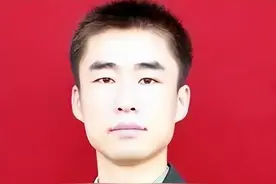 2012年二炮军官请假未归，上级电话询问，女儿：爸爸救人淹死了图片