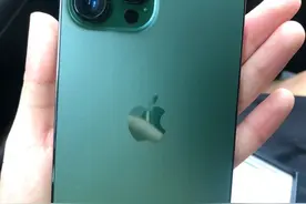 iPhone 13 新出的苍岭绿到手了，被这个绿色惊艳到了图片
