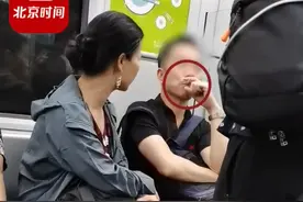 网传广州地铁8号线车厢男子旁若无人抽烟， 客服：遇到可联系工作人员制止，后续正核实处理图片