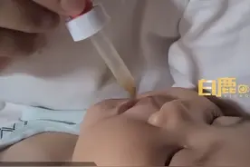 宝宝难受不喝药，姥姥花半小时用滴管喂药，医生：喂药其实有诀窍图片