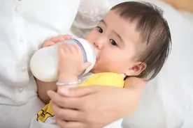 当孩子发出5个信号时，代表已经处于隐性饥饿状态，妈妈要清楚图片