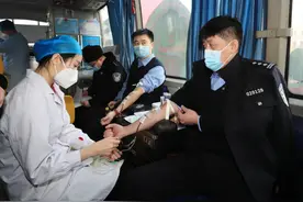 热血暖冰城！2000余名民警辅警踊跃无偿献血图片
