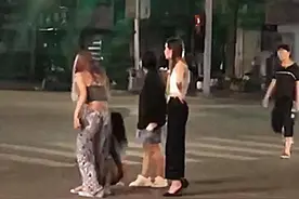 为了一个男人，江西两女子街头互殴，奋战一夜，衣服被撕成布条图片