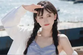 海边散步的阳光美少女分享图片
