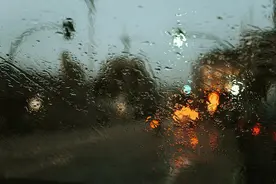 下雨天，带着雨衣，依旧被淋透图片