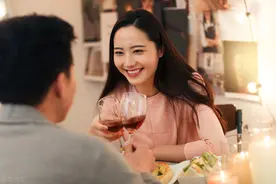 你，若想知道你爱的人“爱不爱你”，请她吃顿饭就知道了图片