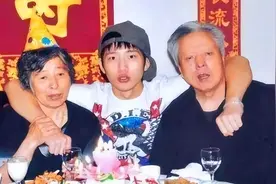 出生后被抛弃，60岁奶奶靠捡废品将他养大，成名后亲生父母来认亲图片