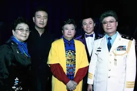 胡军全家都A的原因找到了！出身军人艺术世家，难怪康康是军事迷图片