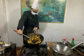 脑瘫小伙苦练十年成厨师后助残：从没有因残疾觉得该放弃图片