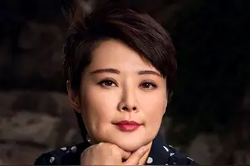 袁立：两次闪婚，两次离婚，三婚嫁给小11岁诗人梁太平，恩爱至今图片