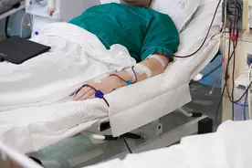 没有社保，他只能眼睁睁地看着50岁的父亲去世，无能为力图片