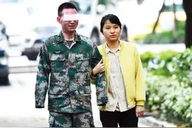2018年，军人杜富国为排雷断臂失明，沉迷悲伤，妻子做法令人敬佩图片