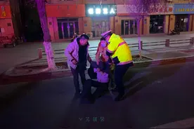 男子深夜醉倒路边，民警暖心救助！图片