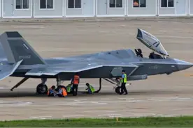 不是歼31！第二款隐身战机携空军编号亮相，一机四型对标美F35图片
