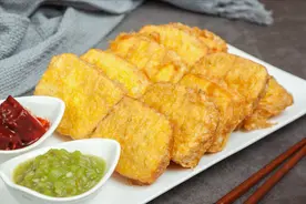 炸馒头片，只裹蛋液还不够，巧用1味料，馒头片不油腻，外酥里嫩图片