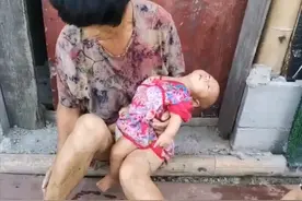 买不起奶粉6个月宝宝只能喝白糖水，严重营养不良哭都没有力气！图片
