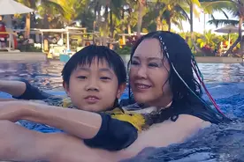 潘长江妻子近照富态十足，祖孙一起游泳太温馨，10岁外孙像外公图片