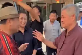 范伟赵本山罕见同框！烈日下热聊获众人簇拥，2助理顶超大伞遮阳图片