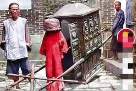 清末老照片，新娘在公婆面前羞羞答答，大户人家的小姐素颜照真美图片