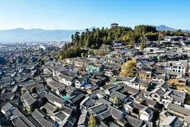 春天丽江旅游又热了，古镇里住下丽江的客栈，分享我住过的听花堂图片