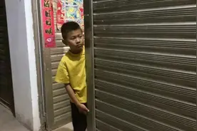 妈妈离婚，爸爸打工深夜才归，幼子每天给爸爸留灯做饭，等他回家图片
