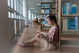 学生拿着学霸姐姐送的“草稿纸”，引发班主任羡慕：送我一张行吗图片