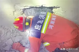 顽童卡在墙缝中 消防队员破墙救人图片